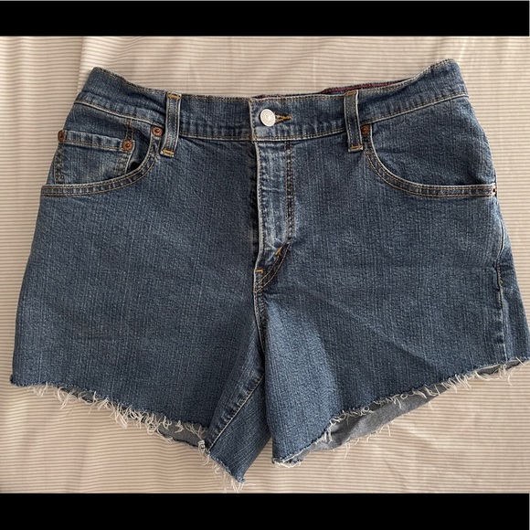 Levi Shorts - Picture 2 of 2